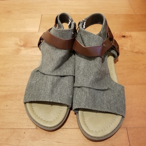 NWOT Stylish canvas covered zip up sandal … - Picture 4 of 8